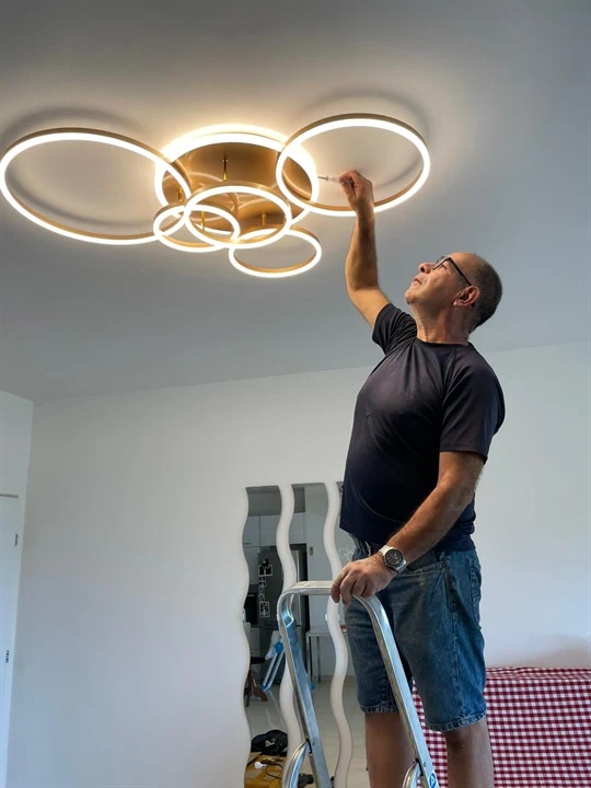 חשמלאי 24 שעות תיקון קצרים וטיפול בתקלות יצא צדיק